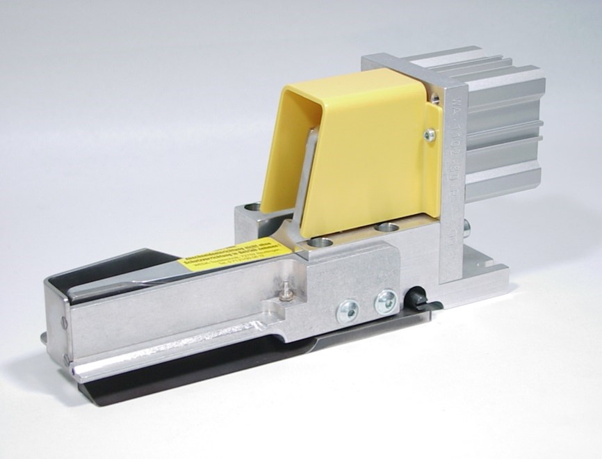 Cortador de fita pneumático WEDA WA-1102 montado numa máquina de costura