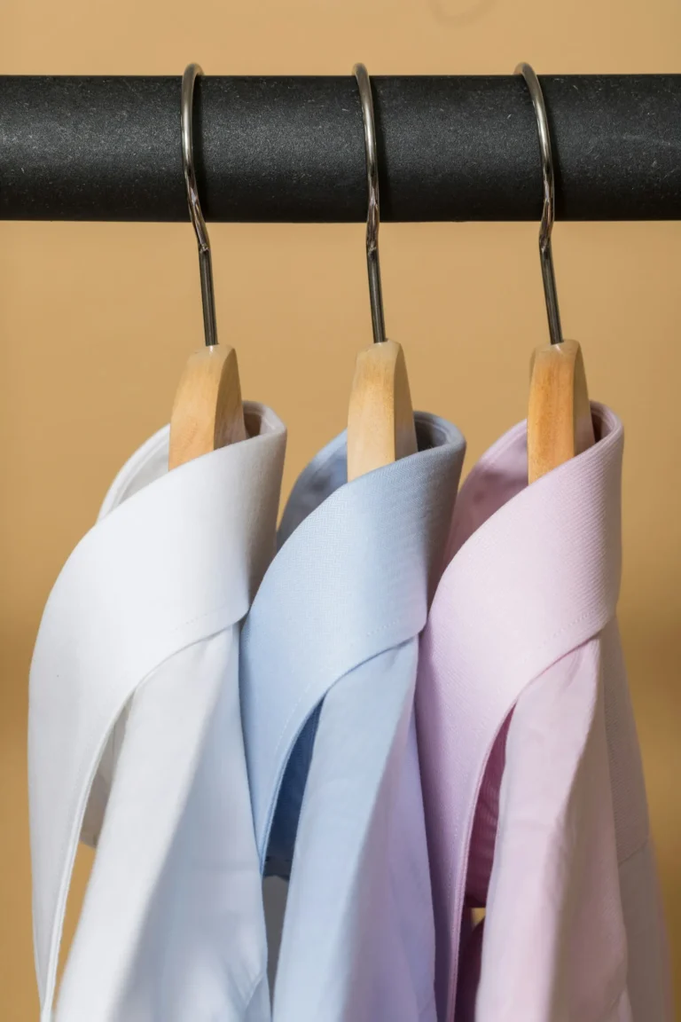 Camisas de vestir penduradas em cabides