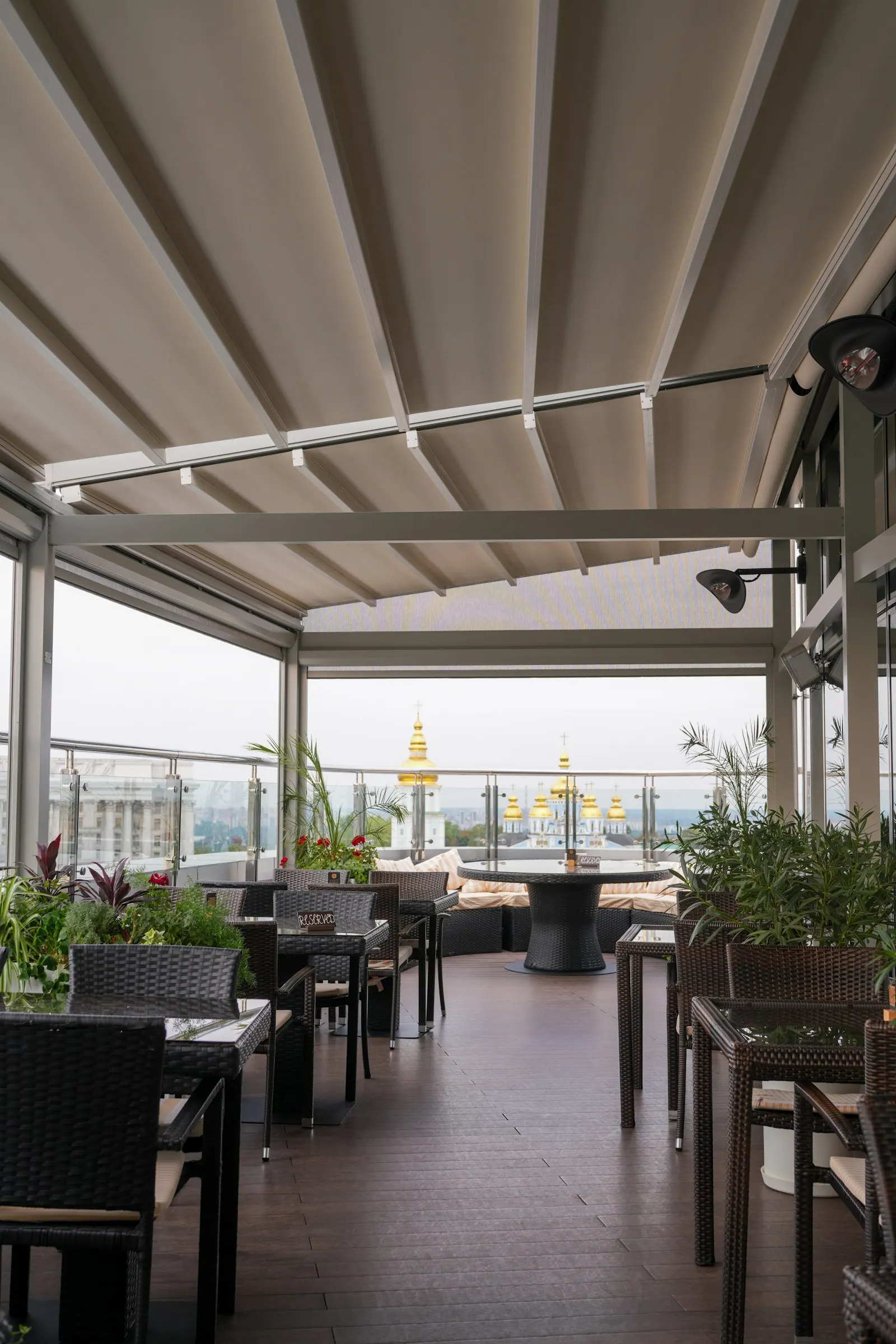 Pérgola com teto de lona numa esplanada